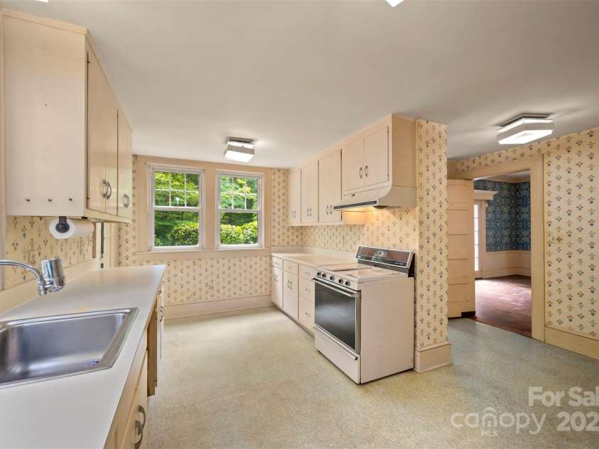 93 Villa Barbara Lane, Tryon, NC 28782.  MLS# CAR4260779, YatesRealty ID 22760. 