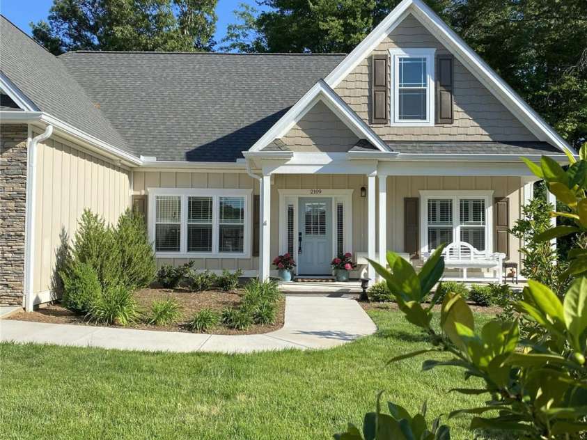 2109 6th Street, Hickory, NC 28601.  MLS# CAR4378669, YatesRealty ID 22761. 