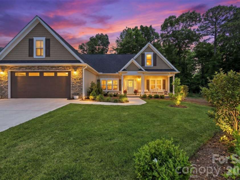 2109 6th Street, Hickory, NC 28601.  MLS# CAR4378669, YatesRealty ID 22761. 