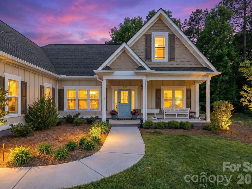 2109 6th Street, Hickory, NC 28601.  MLS# CAR4378669, YatesRealty ID 22761. 