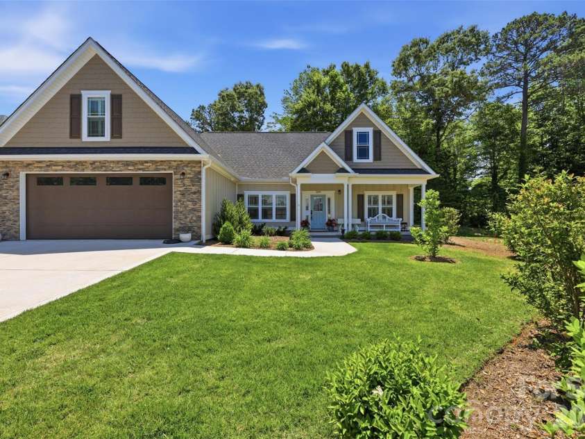 2109 6th Street, Hickory, NC 28601.  MLS# CAR4378669, YatesRealty ID 22761. 