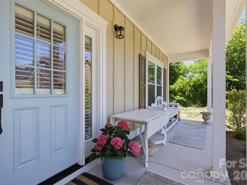 2109 6th Street, Hickory, NC 28601.  MLS# CAR4378669, YatesRealty ID 22761. 