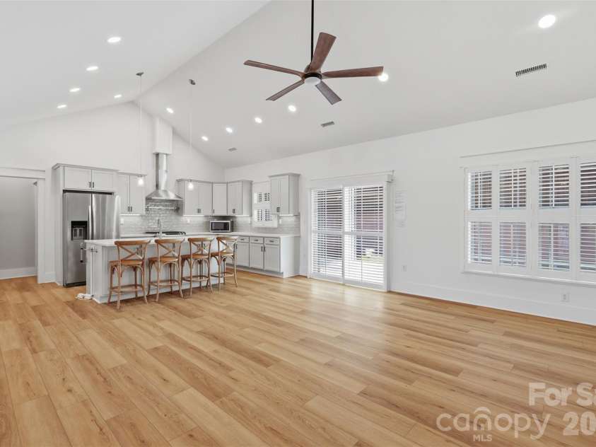 2109 6th Street, Hickory, NC 28601.  MLS# CAR4378669, YatesRealty ID 22761. 