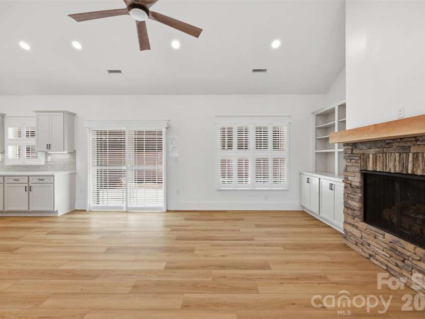 2109 6th Street, Hickory, NC 28601.  MLS# CAR4378669, YatesRealty ID 22761. 