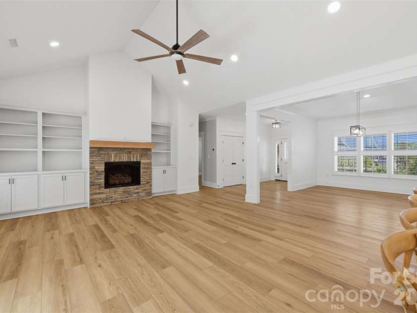 2109 6th Street, Hickory, NC 28601.  MLS# CAR4378669, YatesRealty ID 22761. 