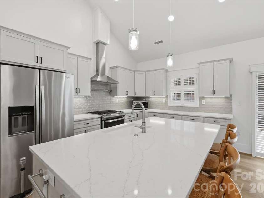 2109 6th Street, Hickory, NC 28601.  MLS# CAR4378669, YatesRealty ID 22761. 