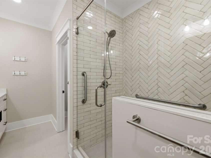 2109 6th Street, Hickory, NC 28601.  MLS# CAR4378669, YatesRealty ID 22761. 