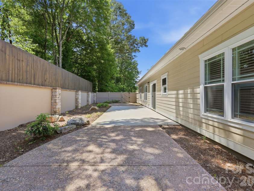 2109 6th Street, Hickory, NC 28601.  MLS# CAR4378669, YatesRealty ID 22761. 