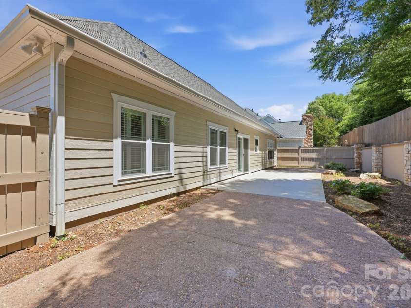 2109 6th Street, Hickory, NC 28601.  MLS# CAR4378669, YatesRealty ID 22761. 