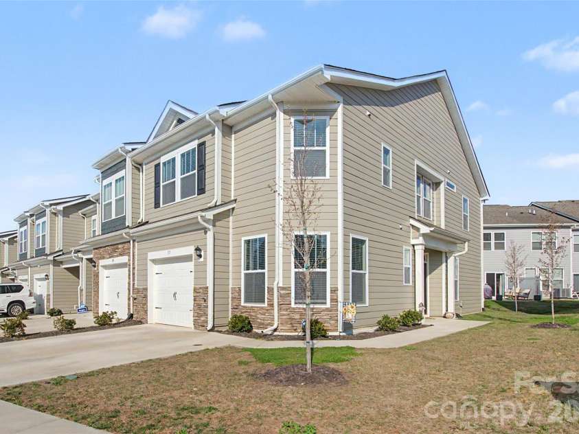 33 Cedar Hill Road, Hendersonville, NC 28792.  MLS# CAR4366130, YatesRealty ID 22762. 