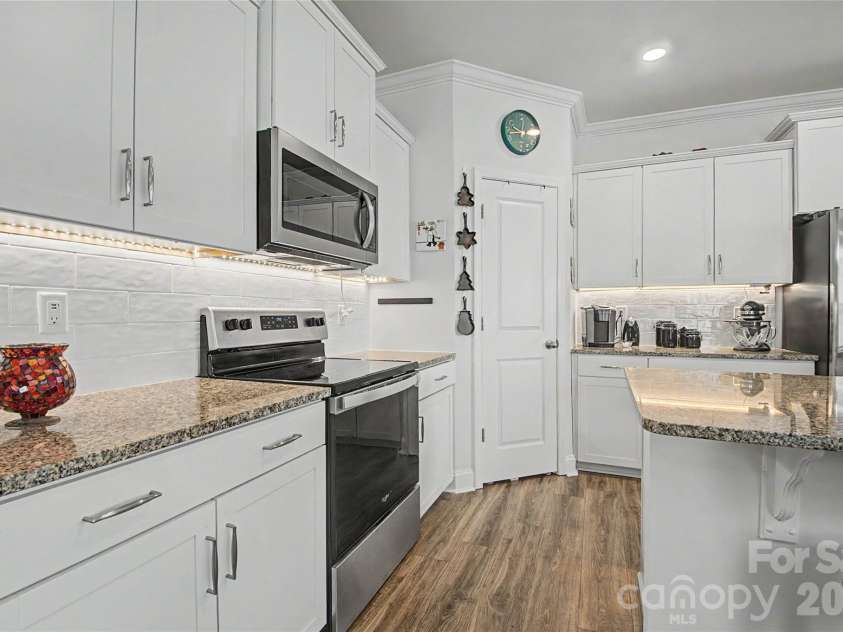 33 Cedar Hill Road, Hendersonville, NC 28792.  MLS# CAR4366130, YatesRealty ID 22762. 