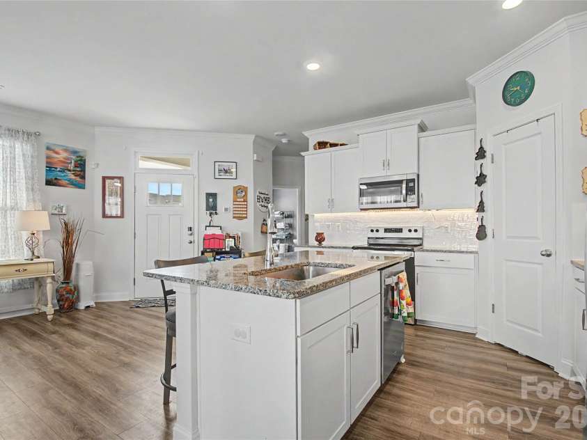 33 Cedar Hill Road, Hendersonville, NC 28792.  MLS# CAR4366130, YatesRealty ID 22762. 