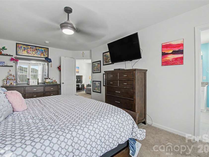 33 Cedar Hill Road, Hendersonville, NC 28792.  MLS# CAR4366130, YatesRealty ID 22762. 