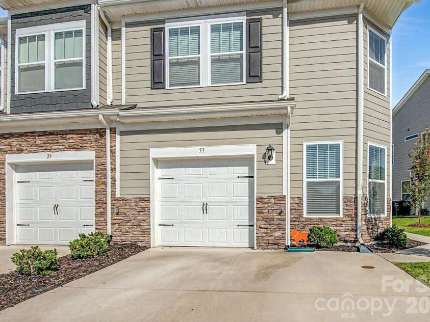 33 Cedar Hill Road, Hendersonville, NC 28792.  MLS# CAR4366130, YatesRealty ID 22762. 