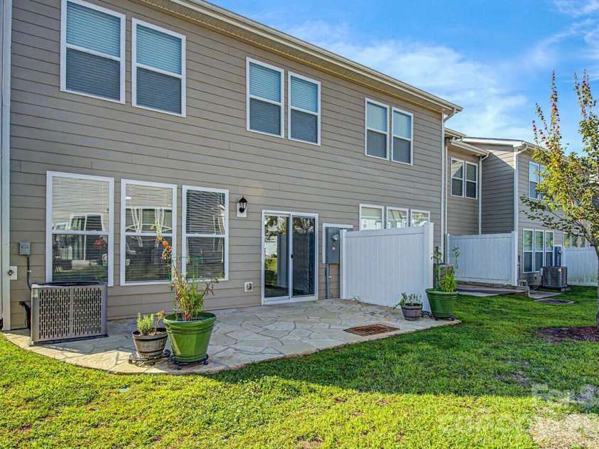 33 Cedar Hill Road, Hendersonville, NC 28792.  MLS# CAR4366130, YatesRealty ID 22762. 