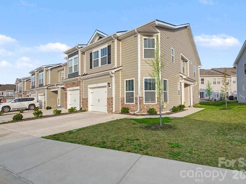 33 Cedar Hill Road, Hendersonville, NC 28792.  MLS# CAR4366130, YatesRealty ID 22762. 