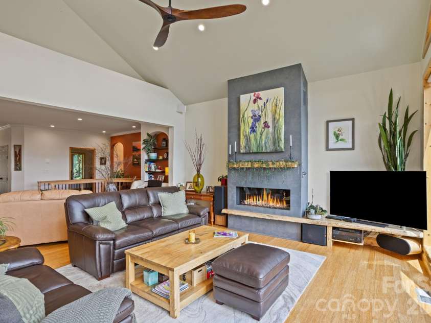 163 Old Poplar Lane, Flat Rock, NC 28731.  MLS# CAR4381319, YatesRealty ID 22763. 