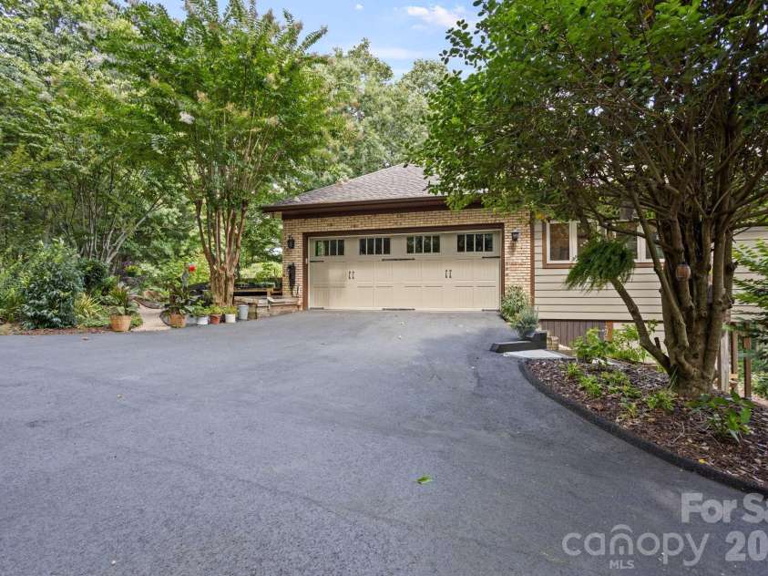 163 Old Poplar Lane, Flat Rock, NC 28731.  MLS# CAR4381319, YatesRealty ID 22763. 