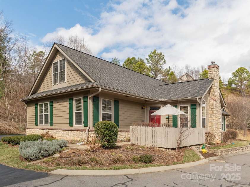 47 Craggy Vista Drive, Swannanoa, NC 28778.  MLS# CAR4231370, YatesRealty ID 22763. 