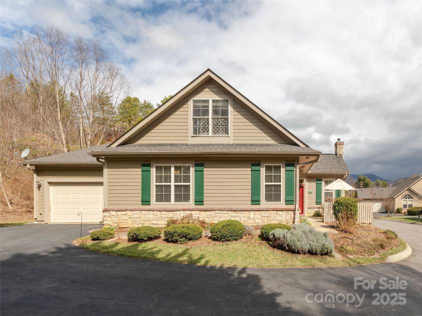 47 Craggy Vista Drive, Swannanoa, NC 28778.  MLS# CAR4231370, YatesRealty ID 22763. 