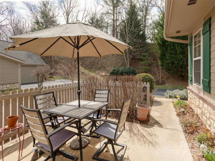 47 Craggy Vista Drive, Swannanoa, NC 28778.  MLS# CAR4231370, YatesRealty ID 22763. 