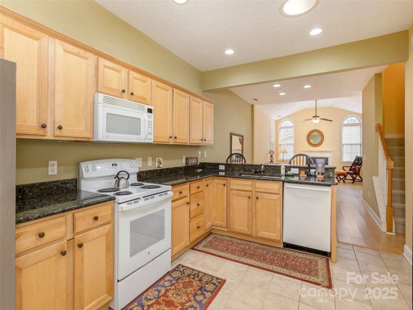47 Craggy Vista Drive, Swannanoa, NC 28778.  MLS# CAR4231370, YatesRealty ID 22763. 