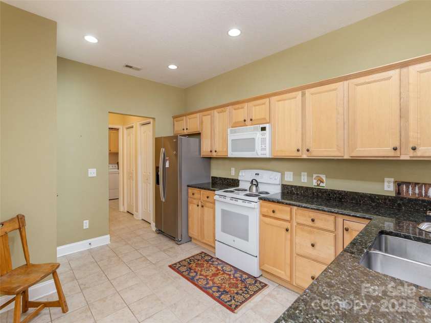47 Craggy Vista Drive, Swannanoa, NC 28778.  MLS# CAR4231370, YatesRealty ID 22763. 