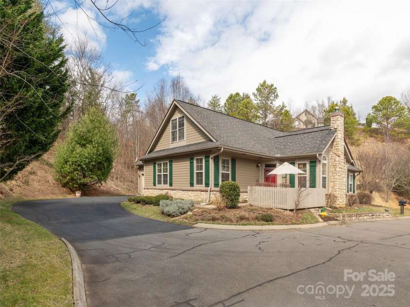 47 Craggy Vista Drive, Swannanoa, NC 28778.  MLS# CAR4231370, YatesRealty ID 22763. 