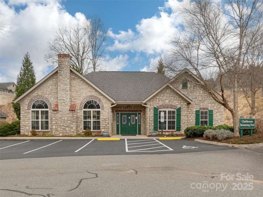 47 Craggy Vista Drive, Swannanoa, NC 28778.  MLS# CAR4231370, YatesRealty ID 22763. 