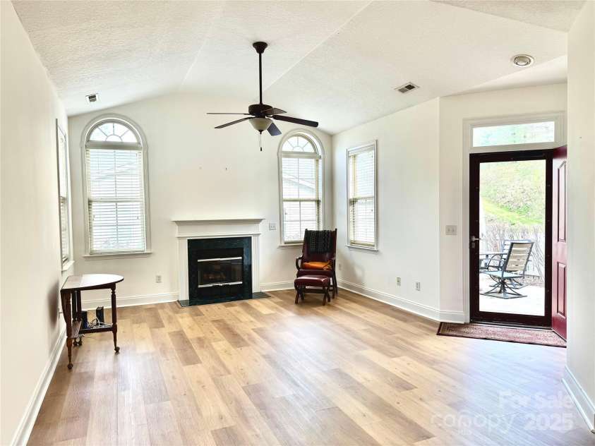 47 Craggy Vista Drive, Swannanoa, NC 28778.  MLS# CAR4231370, YatesRealty ID 22763. 