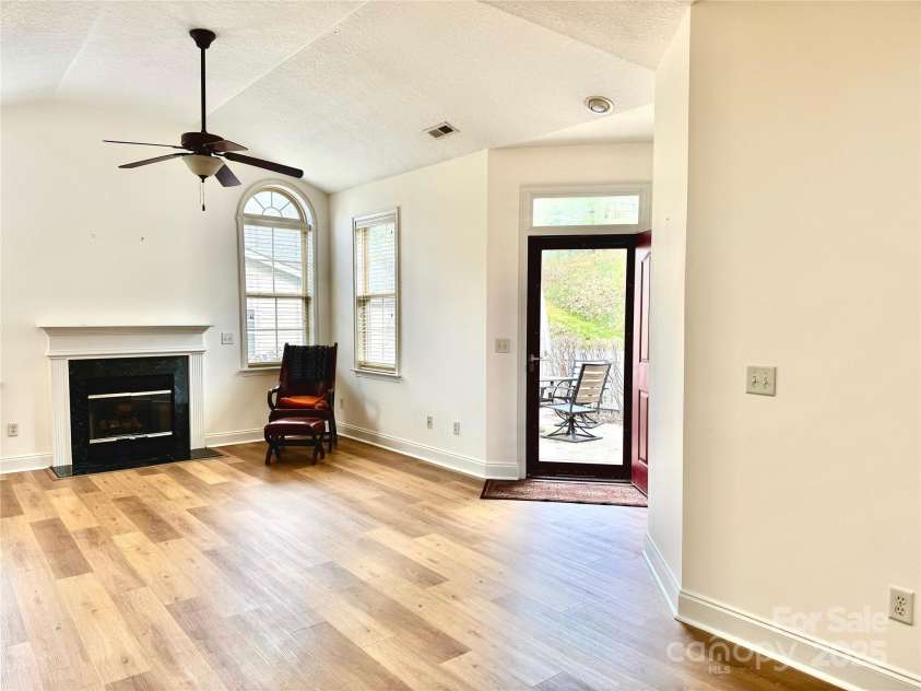 47 Craggy Vista Drive, Swannanoa, NC 28778.  MLS# CAR4231370, YatesRealty ID 22763. 