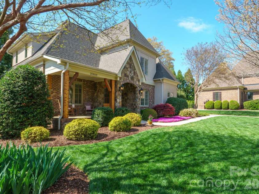 20609 Queensdale Drive, Cornelius, NC 28031.  MLS# CAR4364337, YatesRealty ID 22764. 