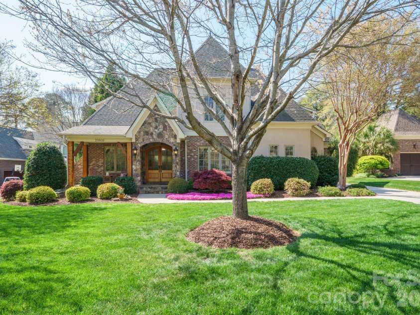20609 Queensdale Drive, Cornelius, NC 28031.  MLS# CAR4364337, YatesRealty ID 22764. 