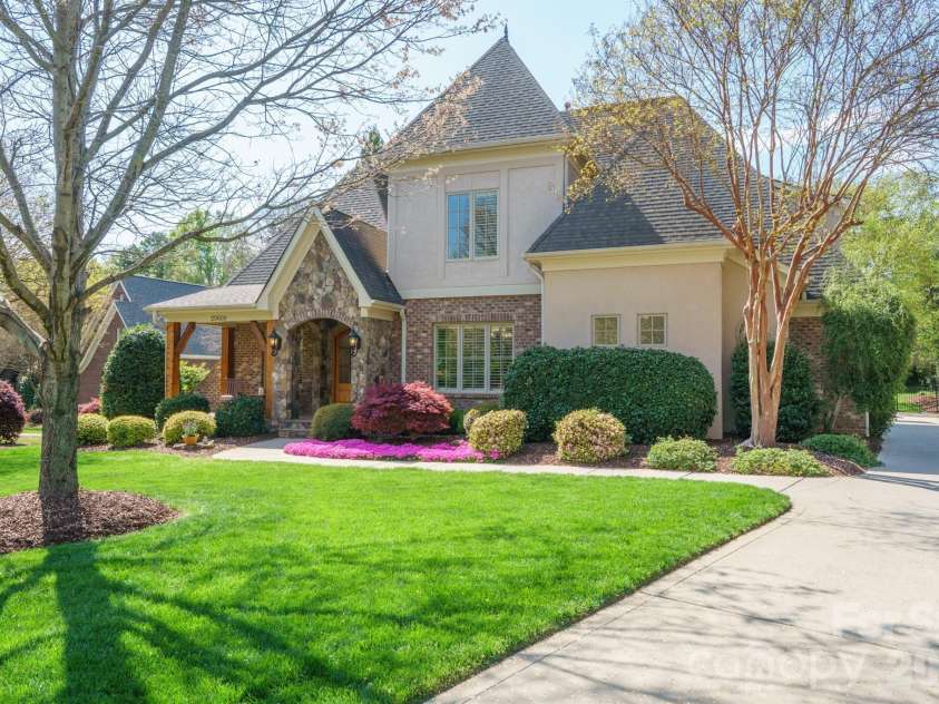 20609 Queensdale Drive, Cornelius, NC 28031.  MLS# CAR4364337, YatesRealty ID 22764. 