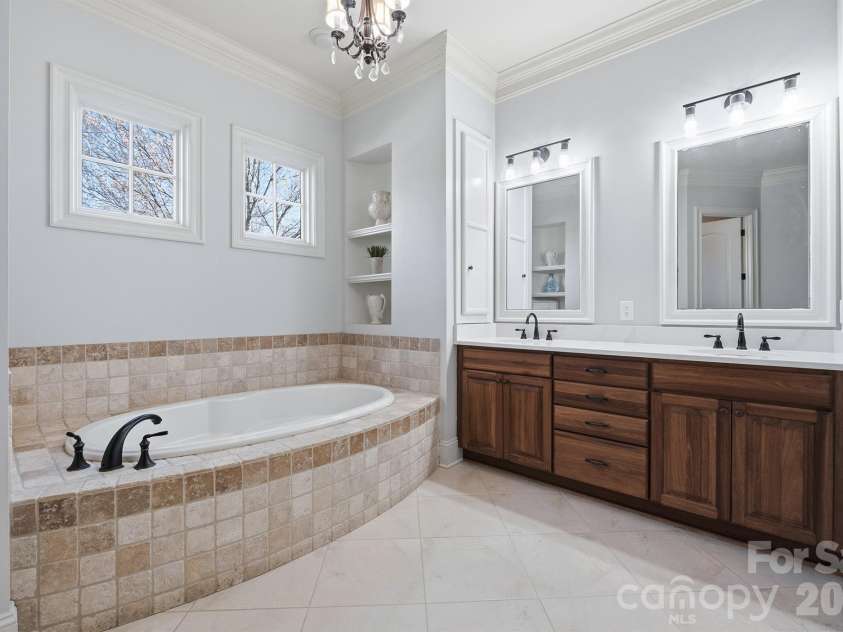 20609 Queensdale Drive, Cornelius, NC 28031.  MLS# CAR4364337, YatesRealty ID 22764. 
