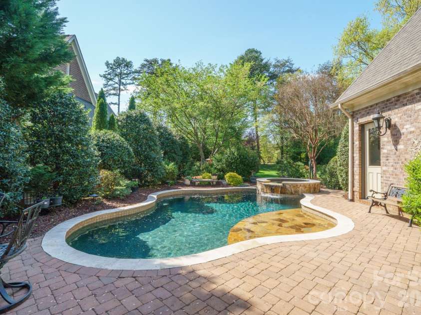 20609 Queensdale Drive, Cornelius, NC 28031.  MLS# CAR4364337, YatesRealty ID 22764. 