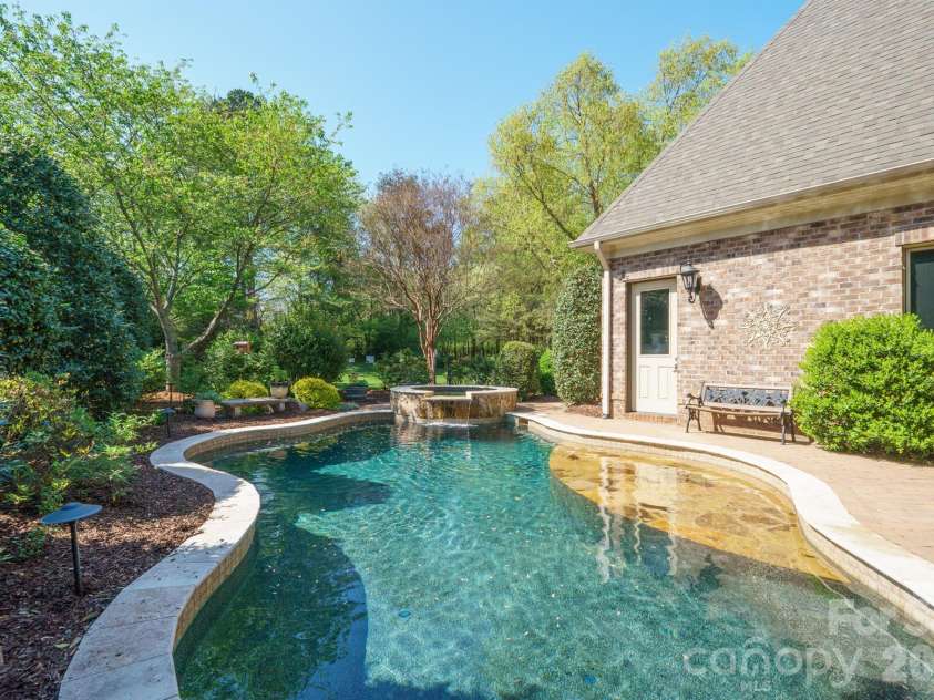 20609 Queensdale Drive, Cornelius, NC 28031.  MLS# CAR4364337, YatesRealty ID 22764. 
