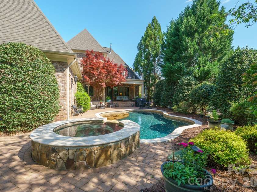 20609 Queensdale Drive, Cornelius, NC 28031.  MLS# CAR4364337, YatesRealty ID 22764. 