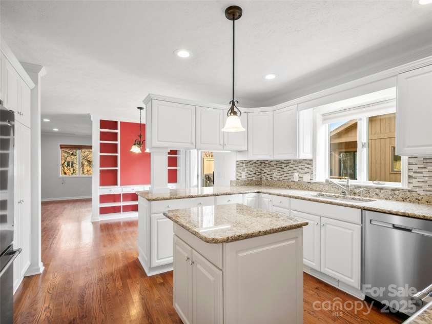 205 Wild Oak Lane, Hendersonville, NC 28791.  MLS# CAR4240419, YatesRealty ID 22765. 