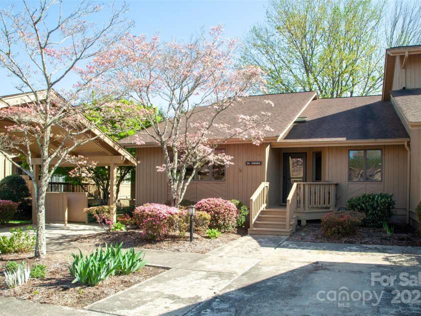 205 Wild Oak Lane, Hendersonville, NC 28791.  MLS# CAR4240419, YatesRealty ID 22765. End Unit in lower level part of The Oaks