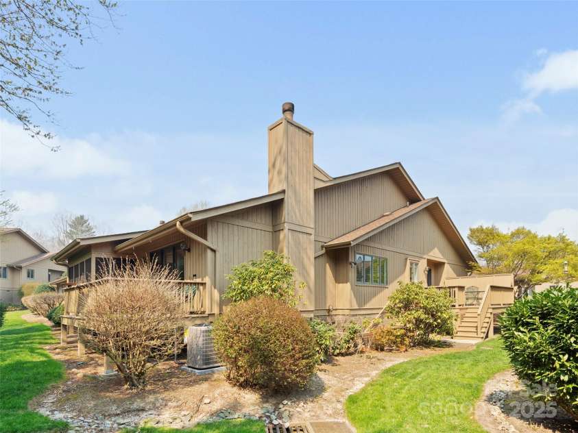 205 Wild Oak Lane, Hendersonville, NC 28791.  MLS# CAR4240419, YatesRealty ID 22765. Level Lot