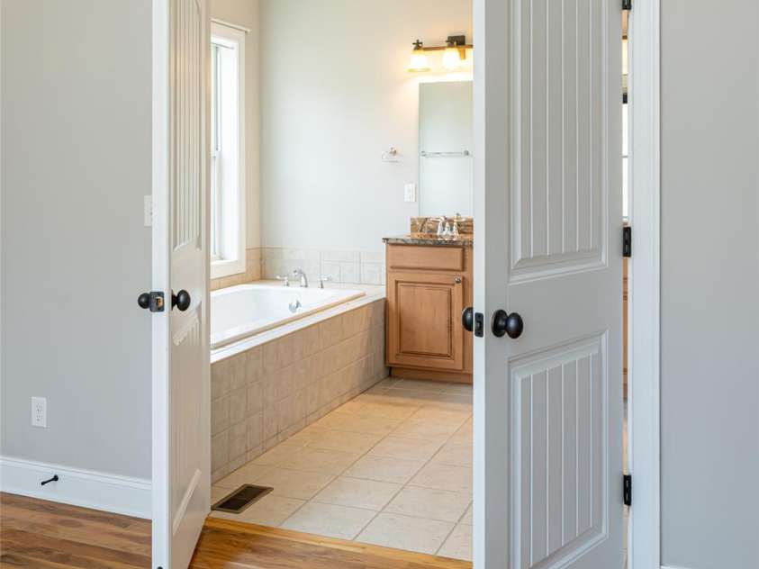 17 Bohemian Lane, Asheville, NC 28805.  MLS# CAR4243280, YatesRealty ID 22766. Large primary bath
