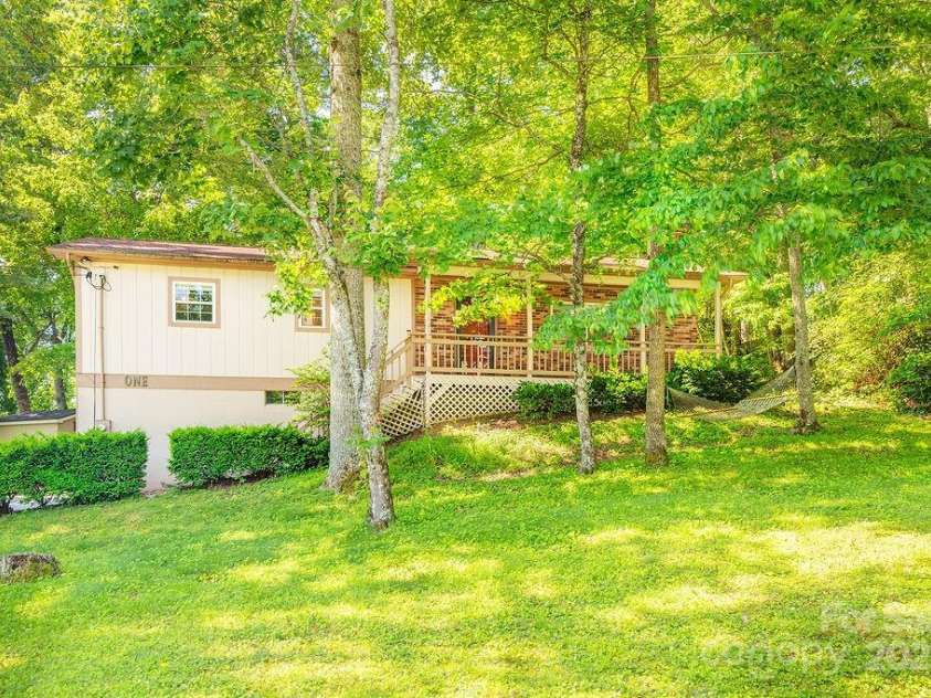 1 Spring Hill Drive, Hendersonville, NC 28792.  MLS# CAR4247945, YatesRealty ID 22767. 