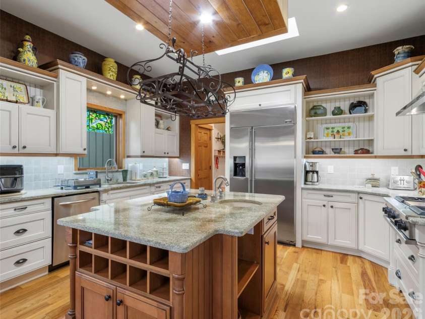 324 Austin Mountain Drive, Burnsville, NC 28714.  MLS# CAR4382357, YatesRealty ID 22769. 