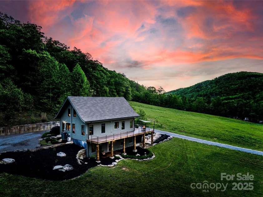 55 Maynards Way, Hendersonville, NC 28792.  MLS# CAR4255337, YatesRealty ID 22769. 