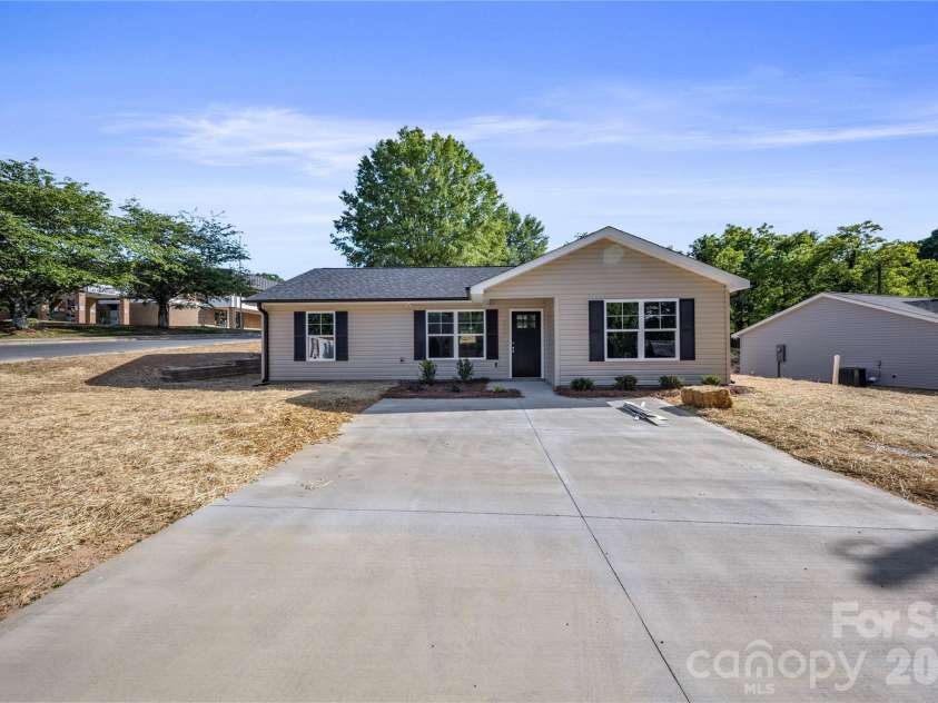 301 9th Street, Kannapolis, NC 28081.  MLS# CAR4381033, YatesRealty ID 22770. 