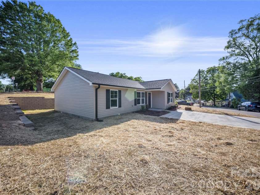 301 9th Street, Kannapolis, NC 28081.  MLS# CAR4381033, YatesRealty ID 22770. 