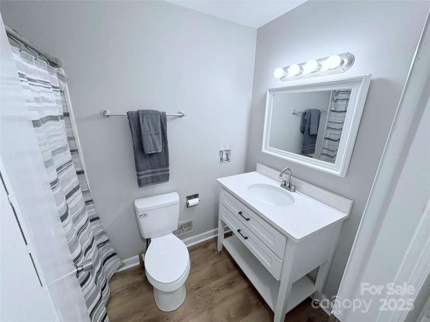 4209 Donnybrook Place, Charlotte, NC 28205.  MLS# CAR4262830, YatesRealty ID 22772. Full Bath