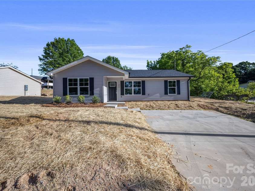 303 9th Street, Kannapolis, NC 28081.  MLS# CAR4382873, YatesRealty ID 22776. 