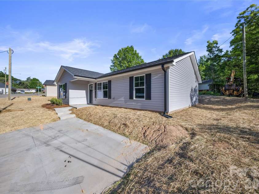 303 9th Street, Kannapolis, NC 28081.  MLS# CAR4382873, YatesRealty ID 22776. 